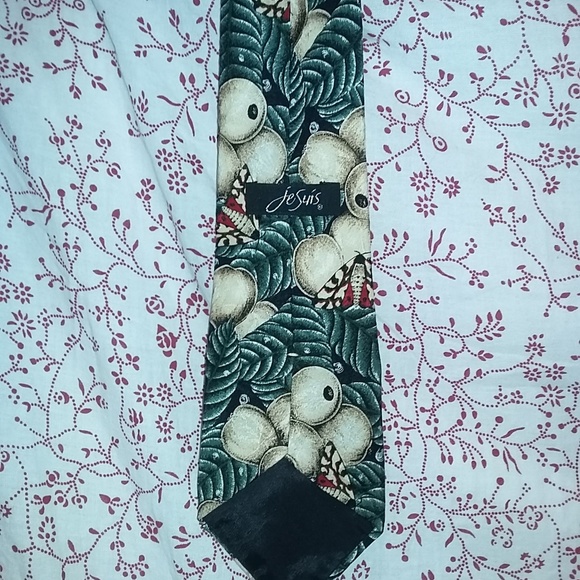 Jesuis Leaves White Berries Moths Tie 100% Silk - Picture 2 of 3